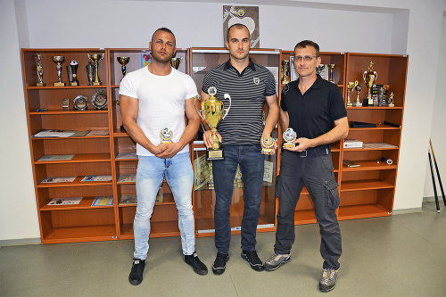 (Zľava) Denis Bilý (32), Erik Remák (29) a Marek Slivka (48) doniesli do Michaloviec vzácne trofeje.