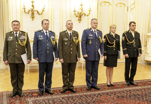 Zľava generál Daniel Zmeko, generálmajor Miroslav Lorinc, brigádny generál Peter Babiar, brigádny generál Róbert Kleštinec, generálka Jana Maškarová a generál Róbert Bozalka.
