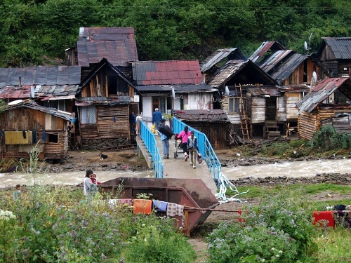V osade pri Kolačkove žijú v chatrčiach stovky ľudí.