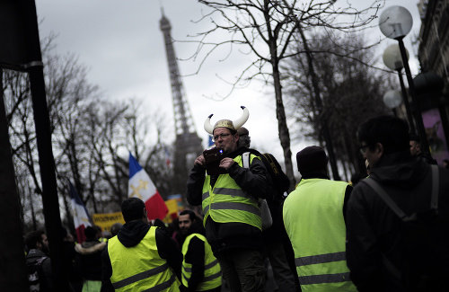 Demonštranti z francúzskeho hnutia tzv. žltých viest.