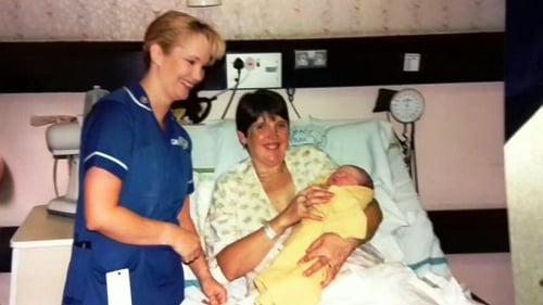 Pôrodná asistentka Emma pomáhala porodiť ženu, ktorú terza zaškoluje aby sa stala jej kolegyňou.