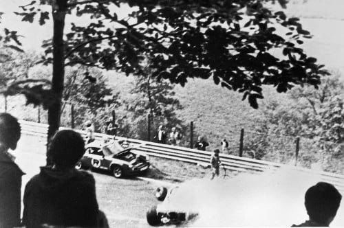 Nűrburgring, 1. august 1976 - Osudná nehoda: Laudov monopost (vpravo) v plameňoch. 