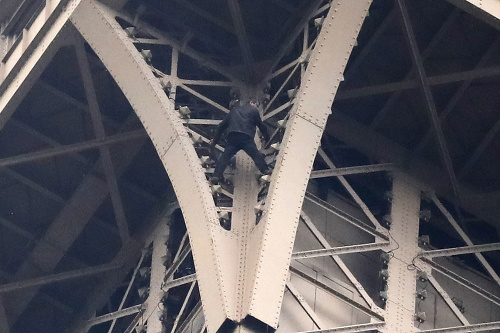 Muž, ktorý v pondelok vyliezol na kovovú konštrukciu Eiffelovej veže, sa po niekoľkých hodinách vyjednávania vzdal tímu francúzskej polície. 