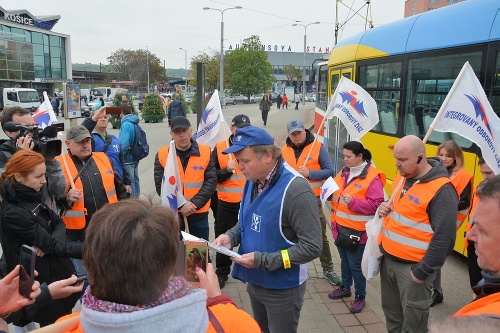 Odborári a štrajkujúci vodiči DPMK na Staničnom námestí.