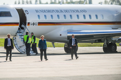Merkelová je pred vládnym špeciálom na letisku v Dortmunde 13. mája 2019.