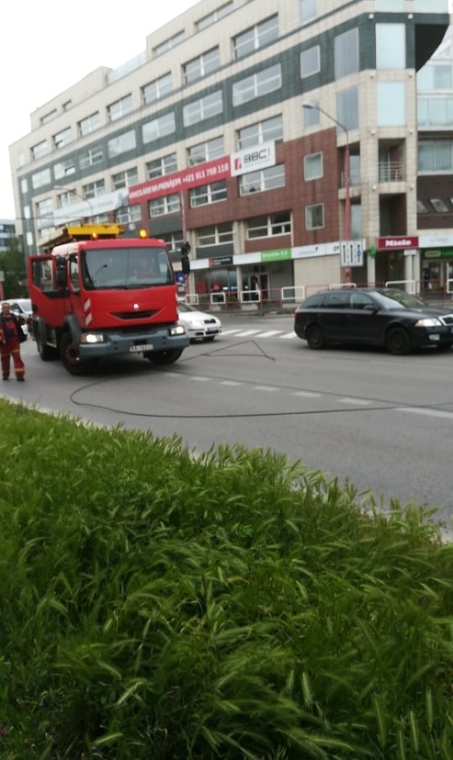 Na Prievozskej ulici sa pretrhlo trolejové vedenie. 