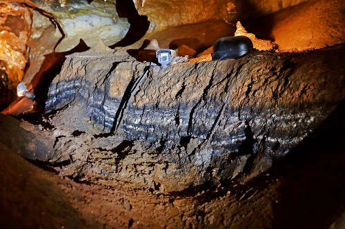 Tektonické poruchy: Jaskyňa vznikla pred vyše 400 miliónmi rokov.