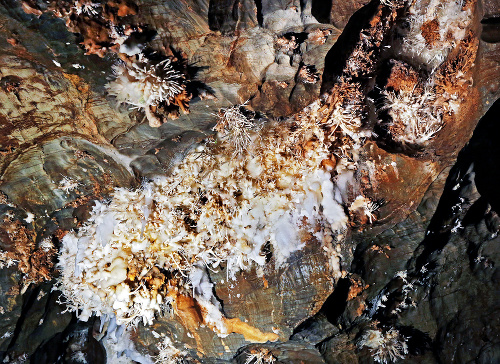 Aragonit: V jaskyni z tohto minerálu vznikli rôzne útvary