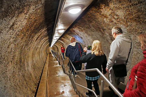 Tunel: Do podzemia sa ide najprv betónovým tunelom.