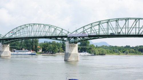 Počas slávnostného odhalenia pamätníka Ľudovíta Štúra umiestnili na most protestný transparent.