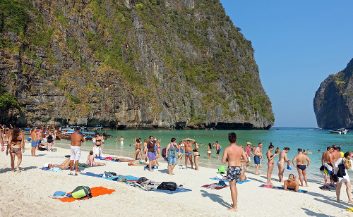 Okolo 5 000 turistov denne navštevovalo thajskú pláž.