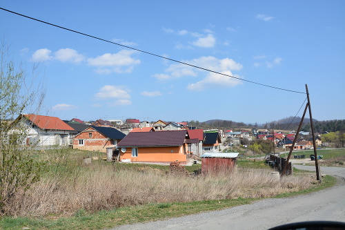 Rómska osada vo Vtáčkovciach sa rozrastá, miestni si stavajú aj nové domy.