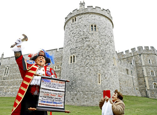 Radostnú novinu prišiel pred Windsorský hrad zvestovať aj známy neoficiálny hlásnik.