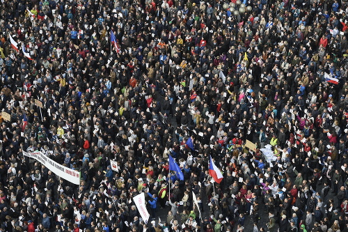 Ľudia na Staromestskom námestí v Prahe protestovali proti menovaniu Marie Benešovej.