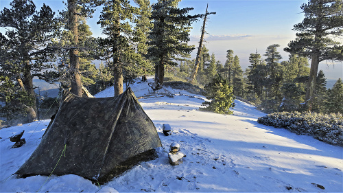 Prekvapenie: „Studené prebudenie začiatkom leta v horúcej Kalifornii pod vrcholom kopca Baden Powell. Teplota asi -5 °C a silný vietor.“