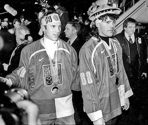 Hviezdy z Nagana: Jágr (vpravo) a brankár Dominik Hašek po prílete z olympiády v Nagane, kde v roku 1998 získali zlato. 
