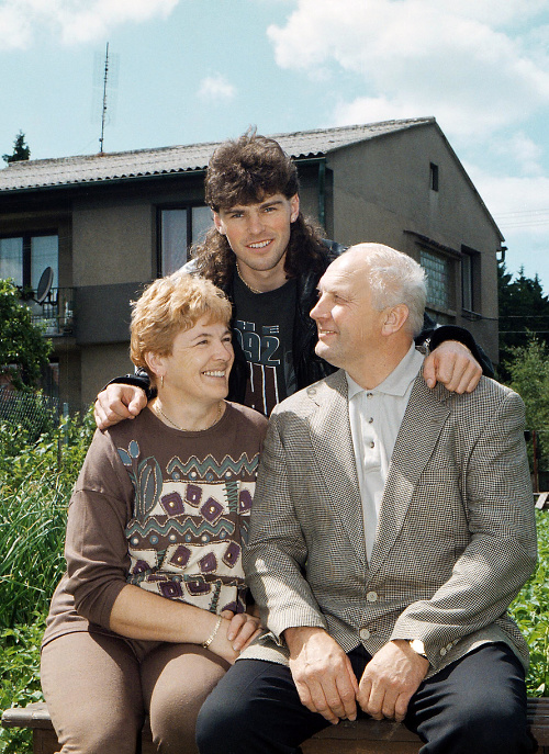 Doma v kladne: Jaromír s hrdými rodičmi Annou a Jaromírom v záhrade ich domu v roku 1996.