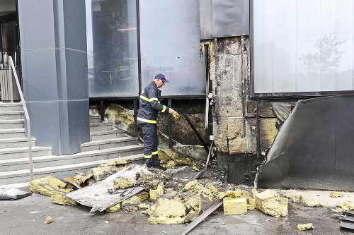 Požiar vznikol na izolácii, ktorá sa nachádza pod montovanou fasádou.