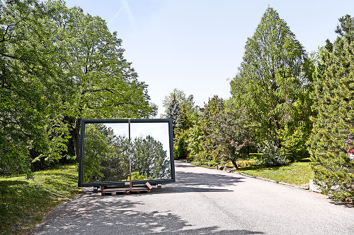 Obrovské zrkadlá sú umiestnené pri trávnatých plochách