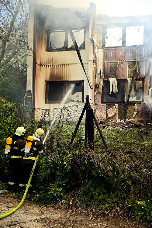 Plamene zničili budovu, v ktorej bývalo asi sedemdesiat ľudí.