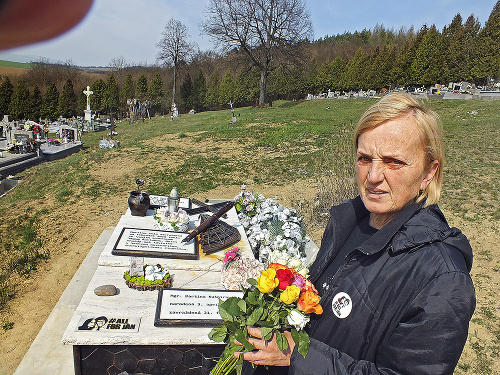 Zlatica Kušnírová prišla k hrobu dcéry s kyticou ruží.
