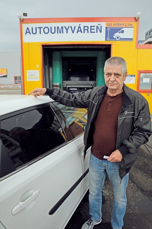 Rudolf (65) si prišiel dať auto očistiť od saharského piesku. 