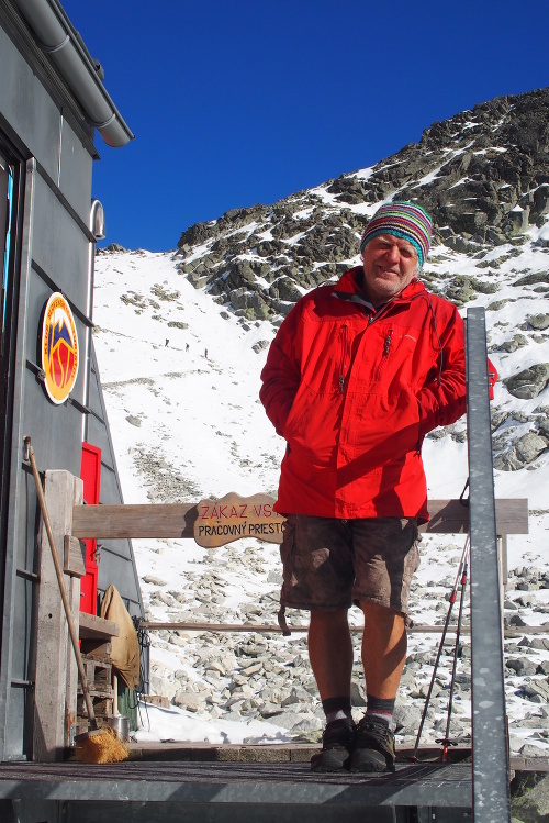 Chatár Viktor Beránek (66) vystríha turistov pred hazardom.