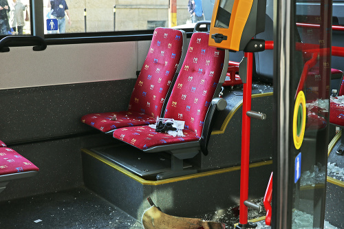 Po náraze bol autobus plný črepín z rozbitého skla.