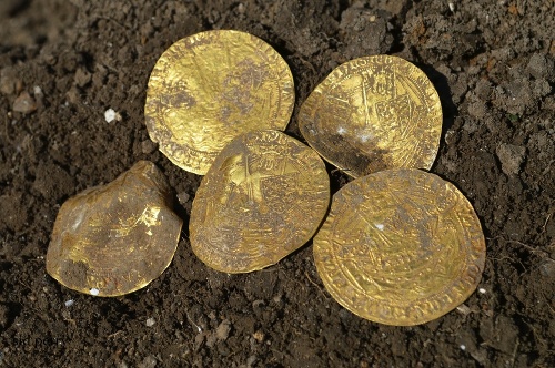 Každá z 12 zlatých mincí má hodnotu okolo 12 000 eur.