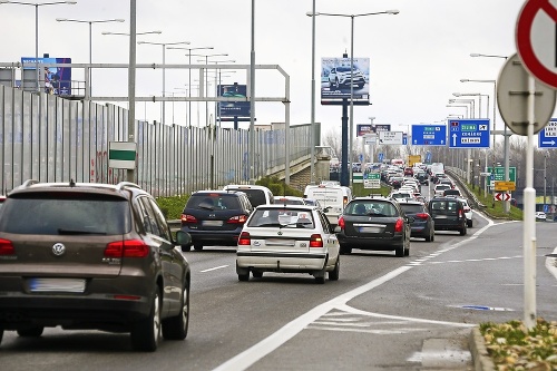 Rýchlosť na Prístavnom moste je obmedzená na 60 km/h, kolóny sa tvoria už na privádzači.