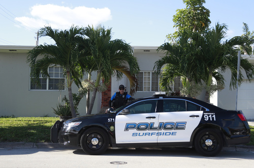 Polícia pred domom Sol Paisovej na Floride