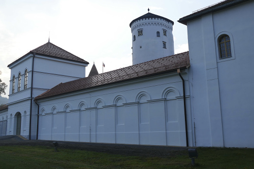 Zrekonštruovaný Budatínsky hrad s hospodárskou budovou.