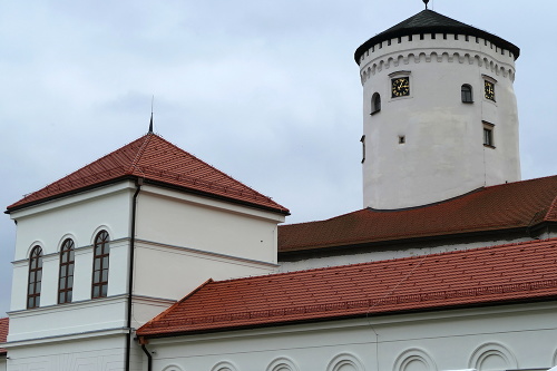 Zrekonštruovaný Budatínsky hrad s hospodárskou budovou.