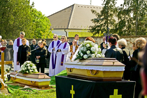S Miroslavom sa rozlúčili jeho brat - kňaz (napravo, v okuliaroch), na pohrebe spieval a hral Jozef Pátrovič (78)