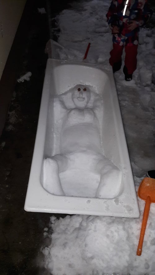 Tento snežný muž sa vyvaľuje vo vani v Trenčíne.