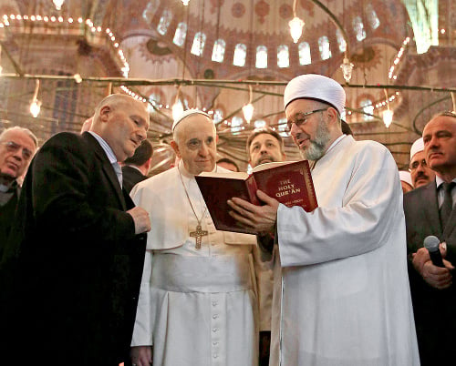 Stavia mosty: Pápež František počúva, ako hlavný mufti Istanbulu Rahmi Yaran cituje verše z Koránu. 