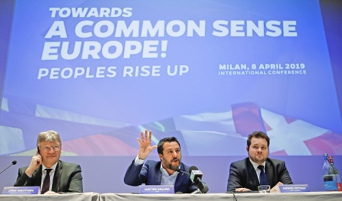 Populista Matteo Salvini (v strede) chce ovládnuť po májových voľbách europarlament.