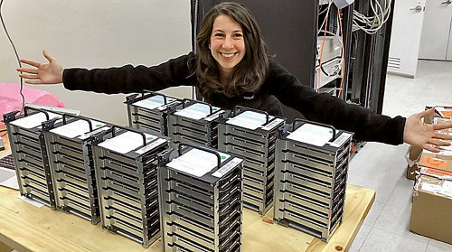 Vedkyňa s hard diskami, na ktorých boli uložené dáta z teleskopov.