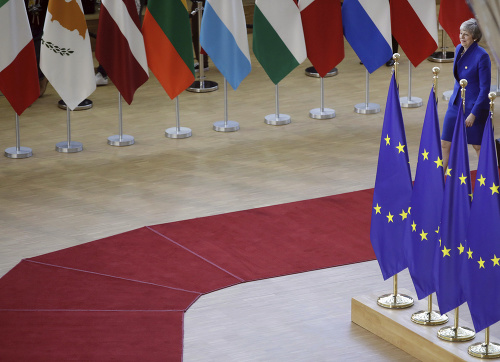 Britská premiérka Theresa Mayová pri príchode na mimoriadny summit EÚ v Bruseli.