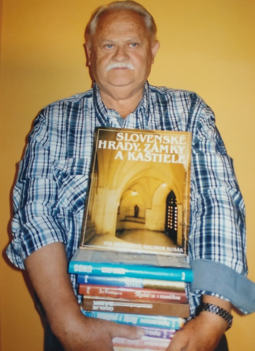 Eugen zachraňuje knihy bez majiteľov od roku 2014.