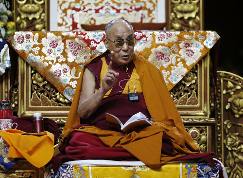 Duchovný líder Tibeťanov dalajláma prednáša posolstvo počas prednášky v Miláne 21. októbra 2016.