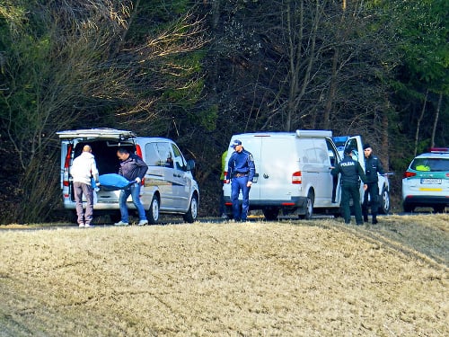 Vyšetrovatelia odnášali telo nebohej, ktoré sa našlo v strede toku rieky Poprad.