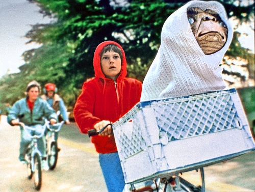 E. T. - Mimozemšťan (1982): ŽIadne monštrum, ale inteligentné vesmírne zvieratko.