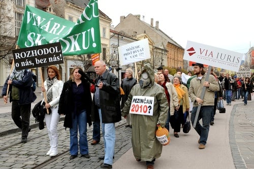 Protesty: Aktivisti na čele s Čaputovou takto v roku 2010 protestovali proti pezinskej skládke. 