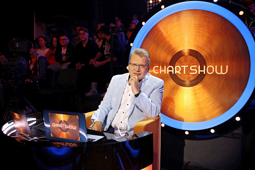 Odborník: V relácii Chart Show informuje divákov  o skladbách a interpretoch.