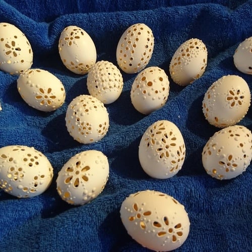Tvorbe týchto vajíčok sa venuje necelý rok.
