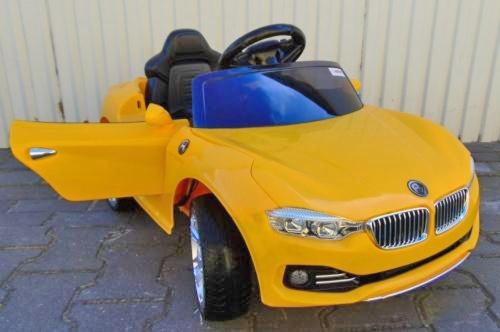 Podobný model elektrického autíčka daroval dedo Jozef svojej milovanej vnučke. Cena: 130€