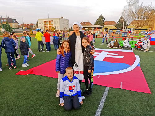 Vlajku lepilo až 253 žiakov ZŠ na Tematínskej ulici, pomohli im aj učitelia.