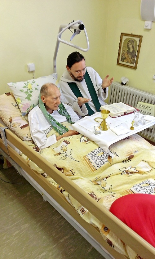 Kňaz slúži omše aj na nemocničnom lôžku.