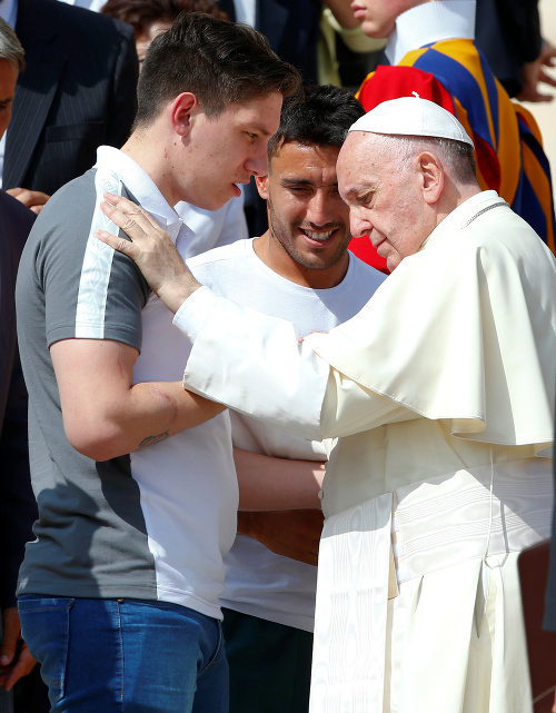 Futbalisti, ktorí nešťastie prežili, dostali požehnanie od Pápeža Františka.